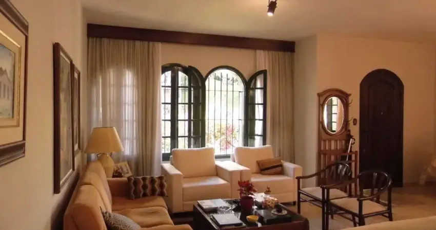 LINDA CASA RESIDENCIAL DE 4 DORMITÓRIOS NO CENTRO DE FLORIANÓPOLIS