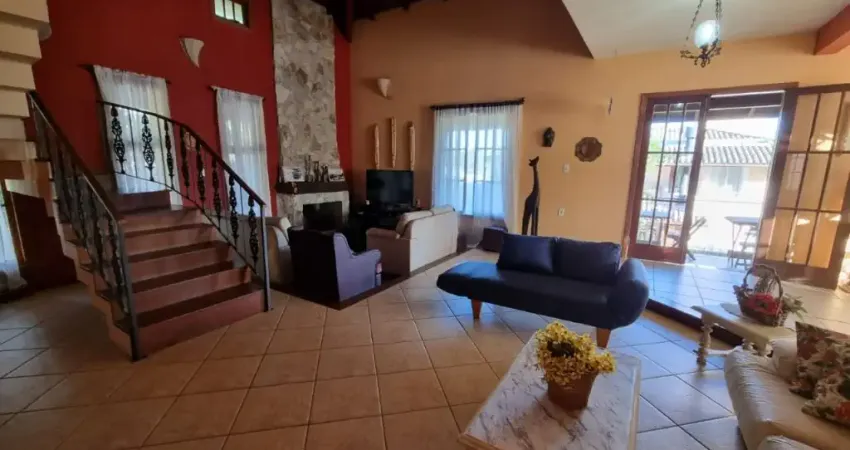 LINDA CASA RESIDENCIAL DE 4 DORMITÓRIOS NA LAGOA DA CONCEIÇÃO