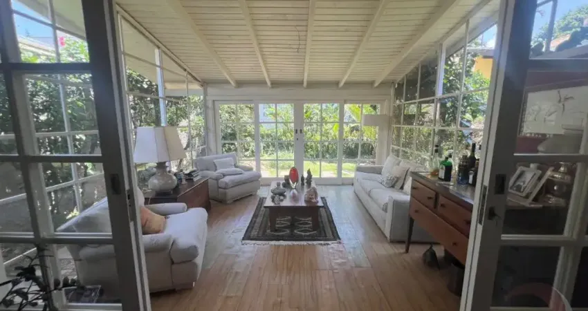 LINDA CASA RESIDENCIAL DE 2 DORMITÓRIOS NA LAGOA DA CONCEIÇÃO