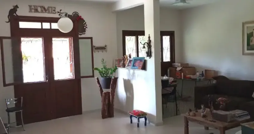 EXCELENTE CASA RESIDENCIAL DE 3 DORMITÓRIOS NO CÓRREGO GRANDE