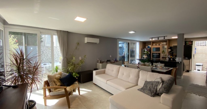 LINDA CASA RESIDENCIAL DE 4 DORMITÓRIOS  NA AGRONÔMICA