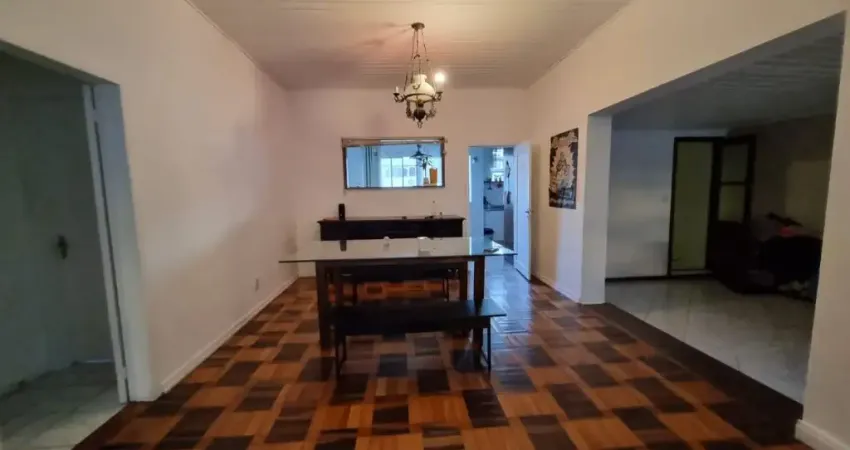 LINDA CASA RESIDENCIAL DE 4 DORMITÓRIOS NO CENTRO DE FLORIANÓPOLIS