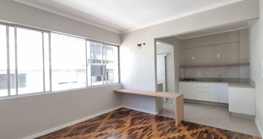 MARAVILHOSO APARTAMENTO DE 2 DORMITÓRIOS NO CENTRO DE FLORIANÓPOLIS