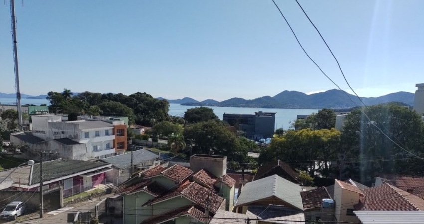 LINDA CASA DE 7 DORMITÓRIOS NO CENTRO DE FLORIANÓPOLIS