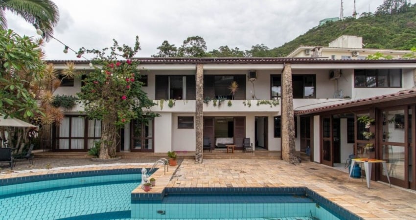 ÓTIMA CASA RESIDENCIAL DE 5 DORMITÓRIOS NA TRINDADE