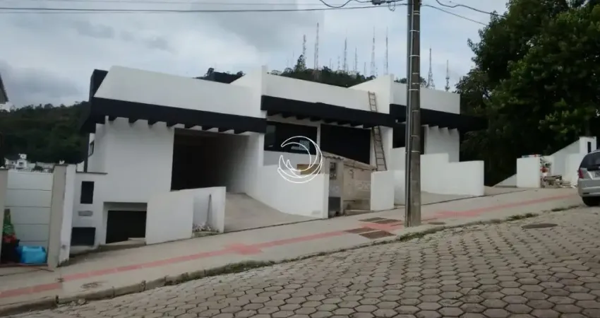 LINDA CASA RESIDENCIAL DE 4 DORMITÓRIOS NO CENTRO DE FLORIANÓPOLIS
