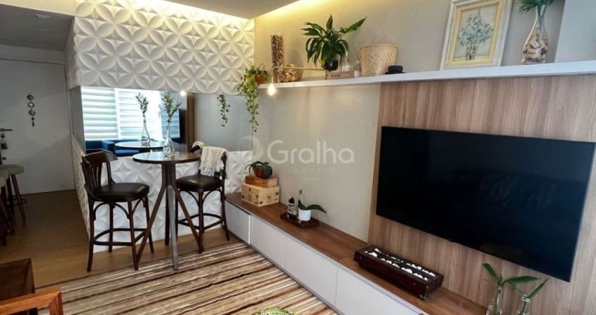 CHARMOSO APARTAMENTO DE 2 DORMITÓRIOS NO CENTRO DE FLORIANÓPOLIS