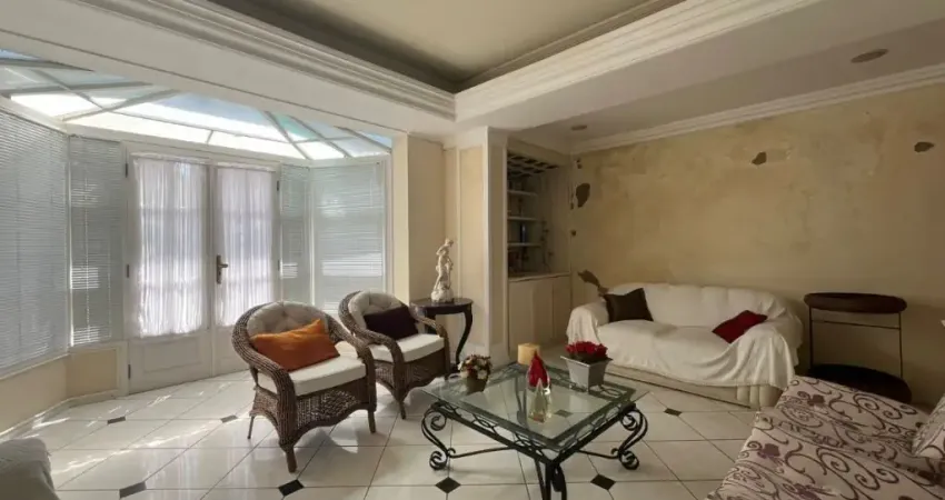 EXCELENTE CASA RESIDENCIAL DE 4 DORMITÓRIOS NO CENTRO DE FLORIANÓPOLIS