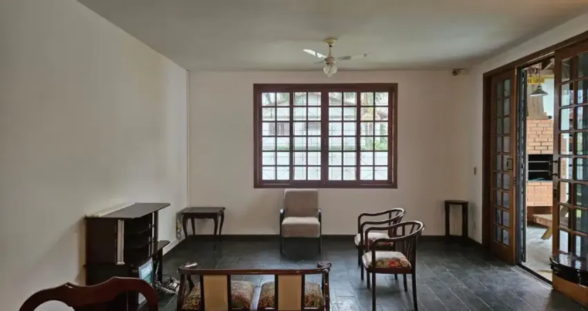 Casa Residencial de 4 dormitórios no bairro Córrego Grande