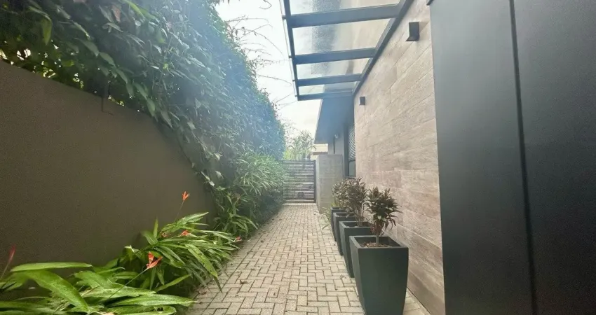 Maravilhosa casa alto padrão de 560,80m² com 6 suítes em cacupé