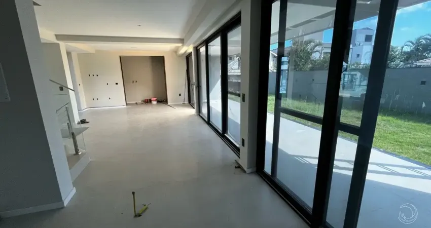 Maravilhosa casa de 300m² com 3 suítes em jurerê em florianópolis