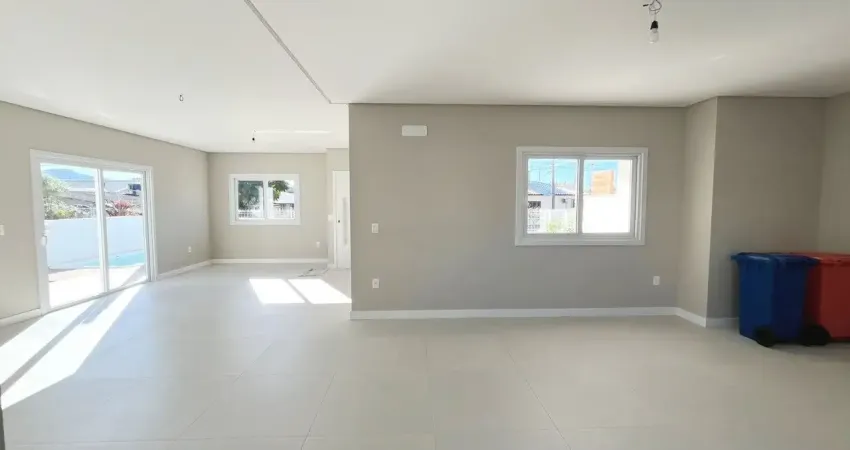 MARAVILHOSA Casa Residencial de 3 dorms no bairro Daniela em Florianópolis