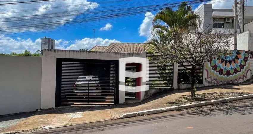 Casa na área central à venda por R$ 390.000 - Centro - Apucarana/PR