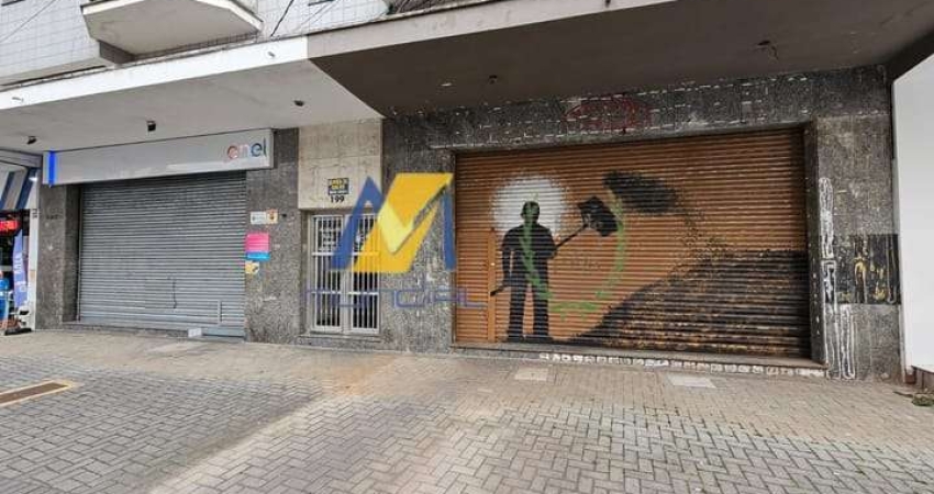 Está disponível para locação um salão comercial de 144m², com 10 metros de frente, localizado no coração de Ribeirão Pires, ao lado da estação de trem, oferecendo uma excelente visibilidade e acessibi