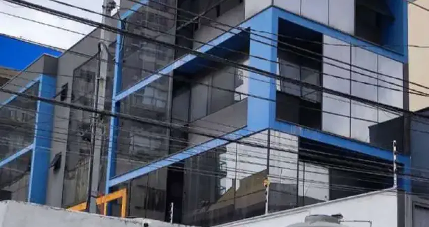 Prédio comercial de 150m² com 3 pavimentos, elevador e fachada envidraçada - projeto aprovado para salas comerciais.