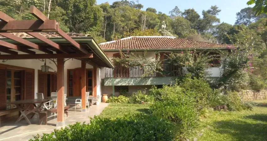 “Já pensou morar num paraíso com nascentes, colinas, e 7 casas a apenas 50km de São Paulo?'