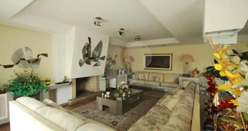 Casa à venda na Avenida São Valério, 368, Jardim Guedala, São Paulo