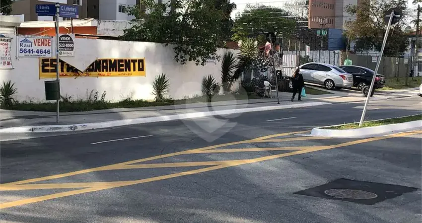 Terreno à venda na Rua Fernandes Moreira, 2307, Chácara Santo Antônio, São Paulo