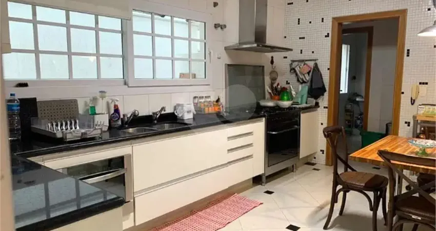Casa em condomínio fechado com 4 quartos para alugar na Alameda Bertioga, 368, Alphaville, Santana de Parnaíba