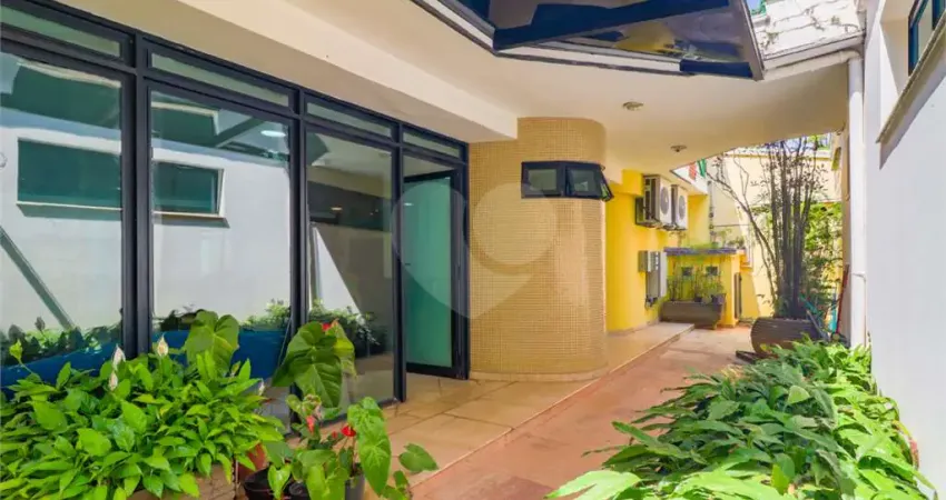 Casa à venda na Praça General Oliveira Álvares, 45, Jardim das Bandeiras, São Paulo