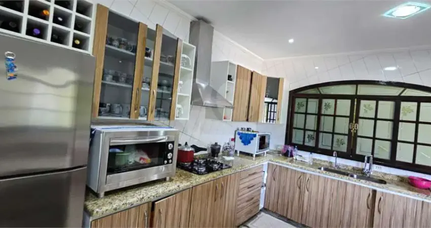 Casa com 3 quartos à venda na Rua Serra do Mar, 45, Três Montanhas, Osasco