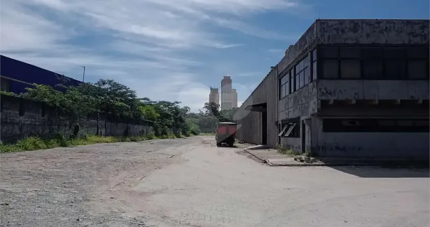 Terreno à venda na Avenida dos Estados, 1211, Parque Jaçatuba, Santo André