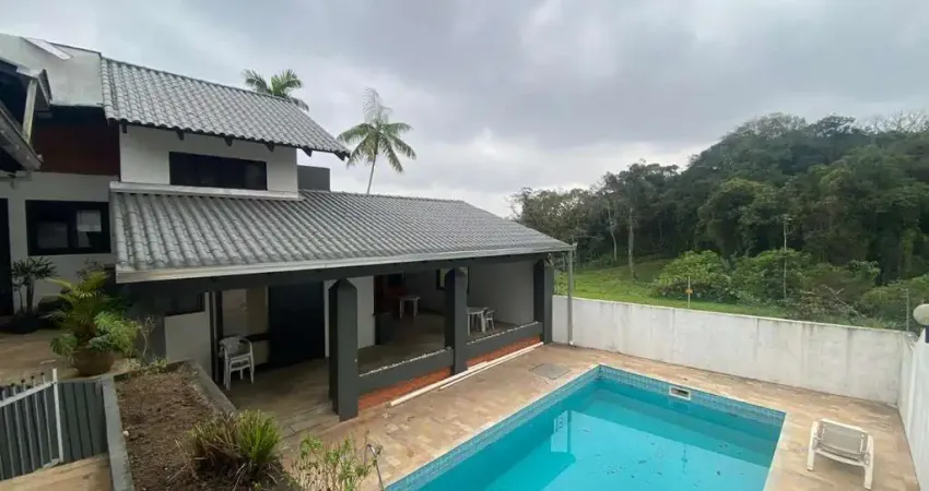 Casa com 4 quartos para alugar na Rua Benjamin Constant, 1658, América, Joinville