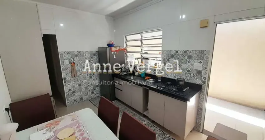 Casa assobrada com 2 quartos à venda no Bairro Veloso em Osasco com 250m² e 2 vagas de carro próximo à Igreja Católica do São Vitor.