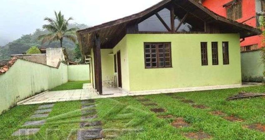 Ubatuba, Horto - Vila Verde -  Belíssima casa com 3 dormitórios, sala, cozinha e banheiros.