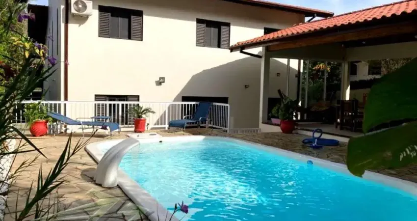 Ubatuba, Lagoinha - Belíssima casa em condomínio com terreno de 600m2 e area de lazer.