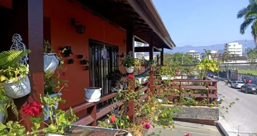 Ubatuba, Centro - Bela casa de esquina bem localizada com 03 dormitórios.