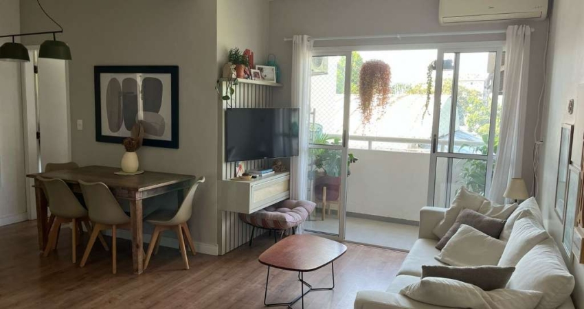 Ubatuba, Centro- Apartamento todo reformado, com 3 dormitórios, sendo 1 suíte, em condomínio completo e aconchegante!