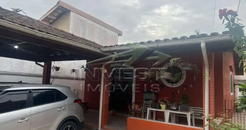 Ubatuba, Itaguá - Casa 03 dormitórios (01 suíte), próximo a orla praia e comercio.