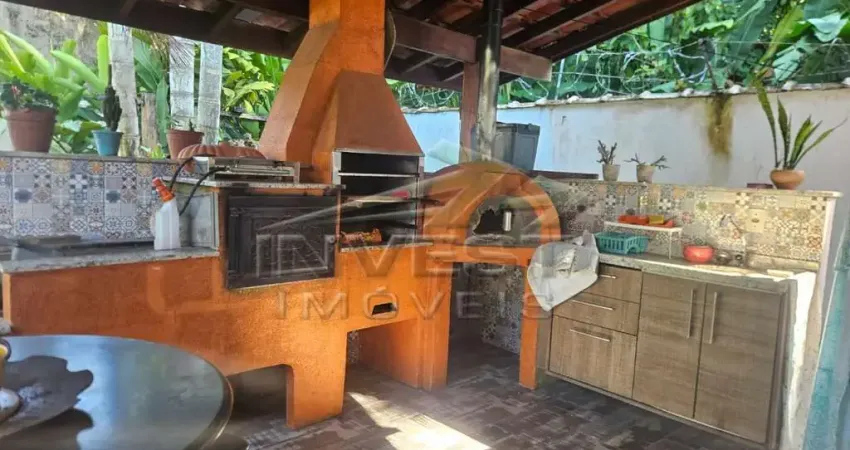Ubatuba, Centro - Casa estilo Rustico, em condomínio com poucas residências e próximo ao comercio.
