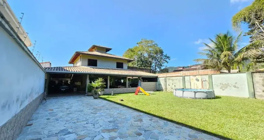 Ubatuba, jardim carolina- sobrado com 03 dormitórios, sendo 01 suíte com closet!