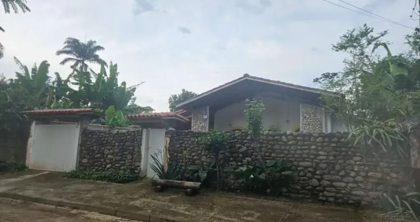Ubatuba, jardim carolina - ampla casa estilo rustico, em local tranquilo e próximo ao centro.