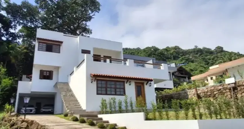 Linda casa com uma incrivel vista para o mar em um dos melhores condomínio de costa verde rj