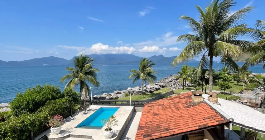 Linda casa com 8 quartos sendo 4 suites frente mar em um otmo condiminio