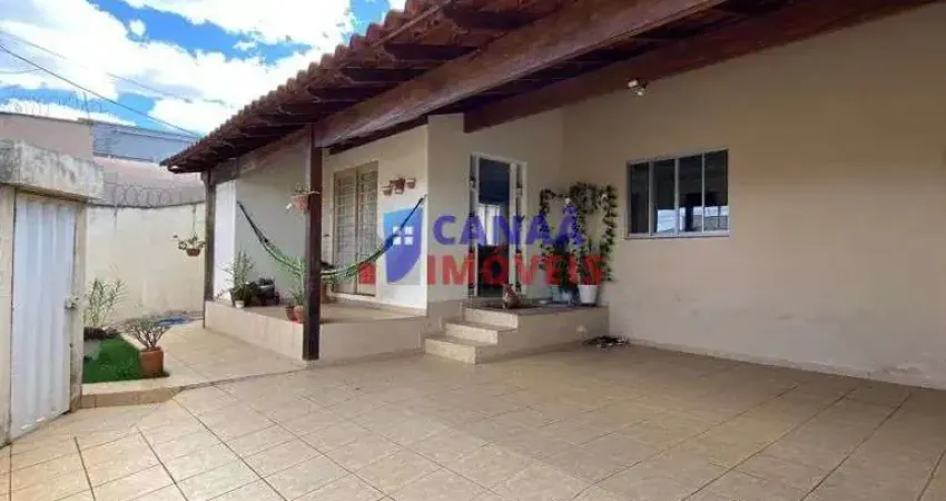Casa com 3 quartos, sendo 1 suíte, terreno de 432 m², bairro Cidade Jardim