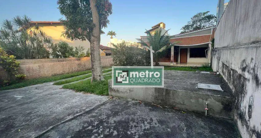 Casa linear de terreno inteiro à venda no bairro Costazul em Rio das Ostras-RJ sendo 3 quartos, sendo 1 suite,1 banheiro social, 1 sala, cozinha, área