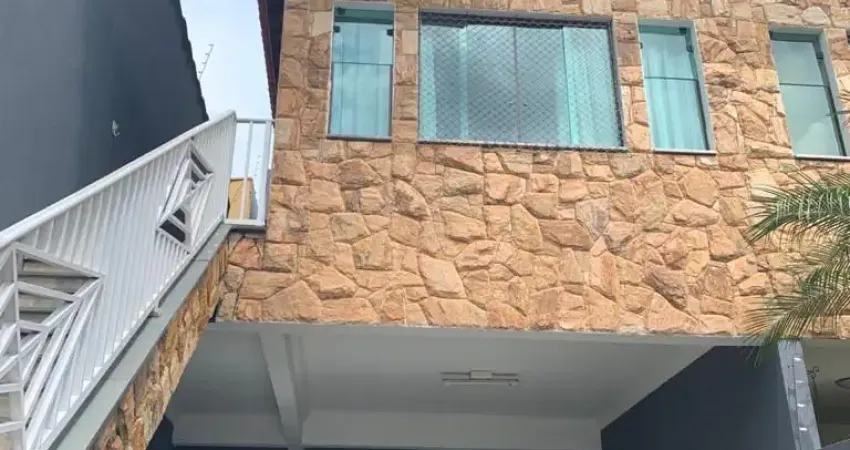 BELÍSSIMO SOBRADO EM UMA ÁREA TOTALMENTE RESIDENCIAL