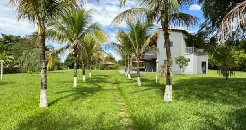 Chácara de Luxo em Condomínio à Venda em Uberlândia-MG, Bairro Chácaras Eldorado: 3 Quartos, 1 Suíte, 3 Salas, 2 Banheiros, 456m².