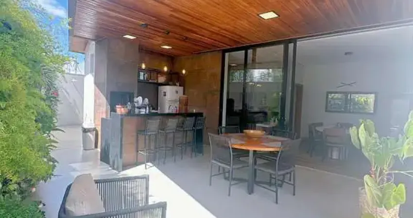 Imperdível Casa em Condomínio de Luxo em Uberlândia-MG, 4 Quartos, 2 Suítes, 4 Vagas, 256m² - Alto Umuarama !