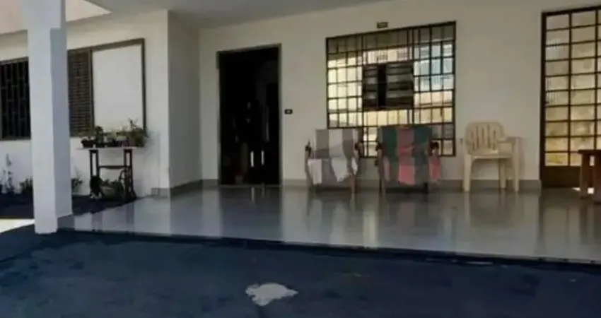 Imperdível Casa à Venda em Uberlândia-MG  4 Quartos, 2 Suítes, 3 Salas, 3 Banheiros, 2 Vagas de Garagem  160m²  Bairro Brasil