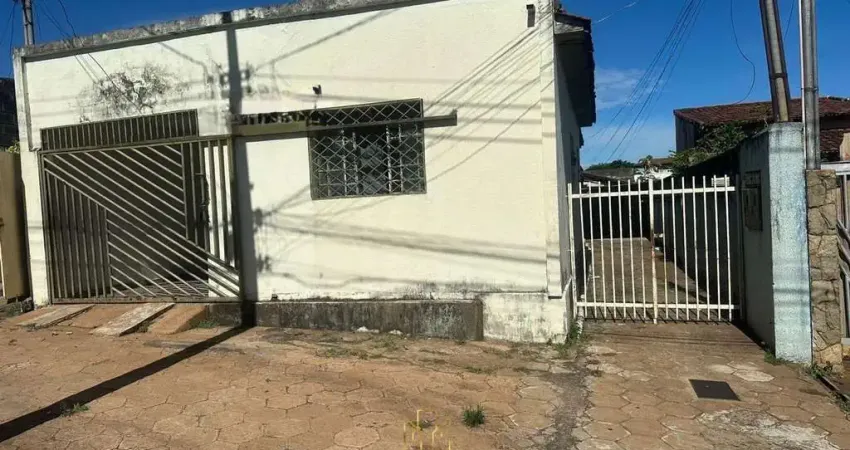 Casa à venda em Uberlândia-MG, bairro Martins: 3 quartos, 1 sala, 1 vaga na garagem! Venha conferir!
