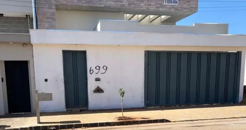 Casa para venda em Uberlândia-MG, Alto Umuarama, 3 quartos, 3 suítes, 2 salas, 4 banheiros, 3 vagas, 172 m². Confira!