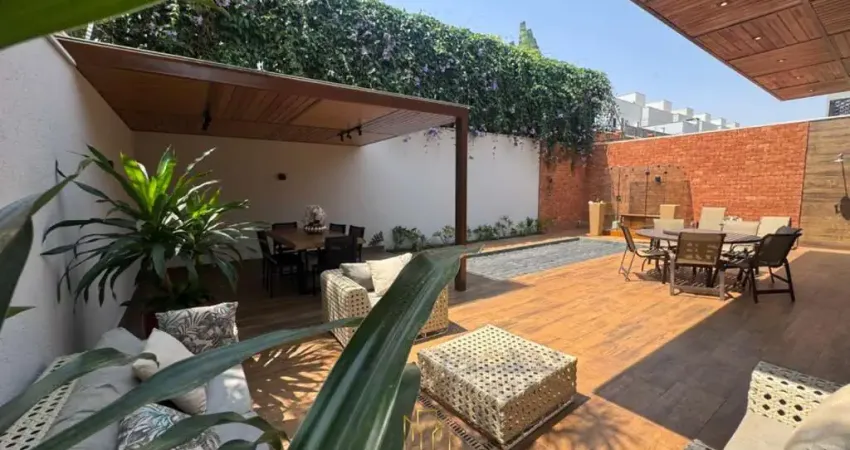 Luxuoso condomínio Alphaville 1 à venda em Uberlândia-MG, no bairro Granja Marileusa: 3 quartos, 3 suítes, 2 salas, 5 banheiros, 2 vagas de garagem, 245m².