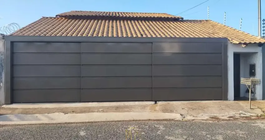 Casa à venda em Uberlândia-MG, bairro Granada: 3 quartos, 1 sala, 1 banheiro, 5 vagas de garagem.
