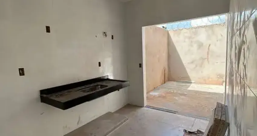 Casa à venda em Uberlândia-MG, bairro Laranjeiras: 2 quartos, 1 suíte, 1 sala, 2 banheiros, 2 vagas de garagem, 45,00 m² de área.