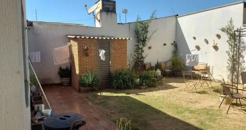 Imperdível! Casa à venda em Uberlândia-MG, bairro São Jorge: 3 quartos, 1 suíte, 1 sala, 1 banheiro, 2 vagas de garagem, 111,00 m².